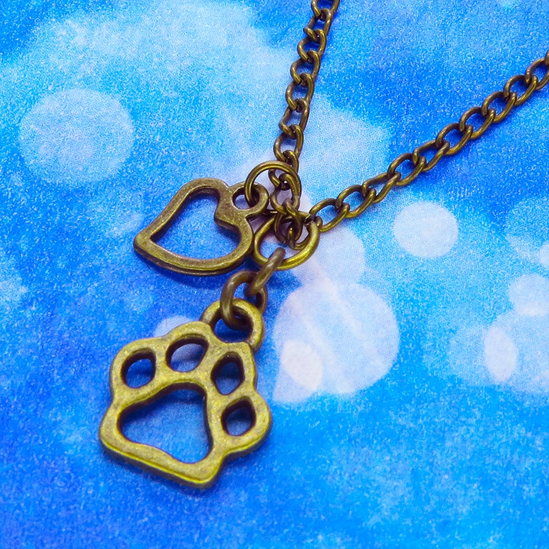 アンティークゴールド 肉球とハートを吊り下げたコンパクトでシンプルなネックレス 長さ調整可 猫 犬