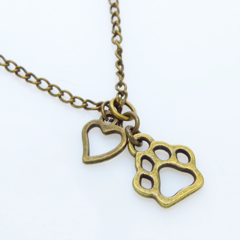 アンティークゴールド 肉球とハートを吊り下げたコンパクトでシンプルなネックレス 長さ調整可 猫 犬