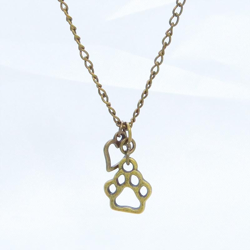 アンティークゴールド 肉球とハートを吊り下げたコンパクトでシンプルなネックレス 長さ調整可 猫 犬