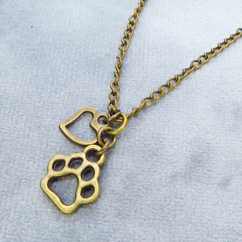 アンティークゴールド 肉球とハートを吊り下げたコンパクトでシンプルなネックレス 長さ調整可 猫 犬