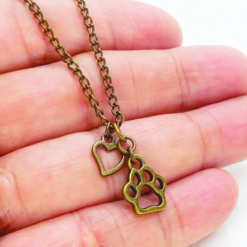 アンティークゴールド 肉球とハートを吊り下げたコンパクトでシンプルなネックレス 長さ調整可 猫 犬