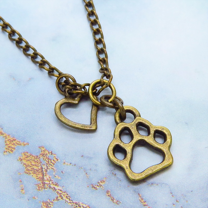 アンティークゴールド 肉球とハートを吊り下げたコンパクトでシンプルなネックレス 長さ調整可 猫 犬