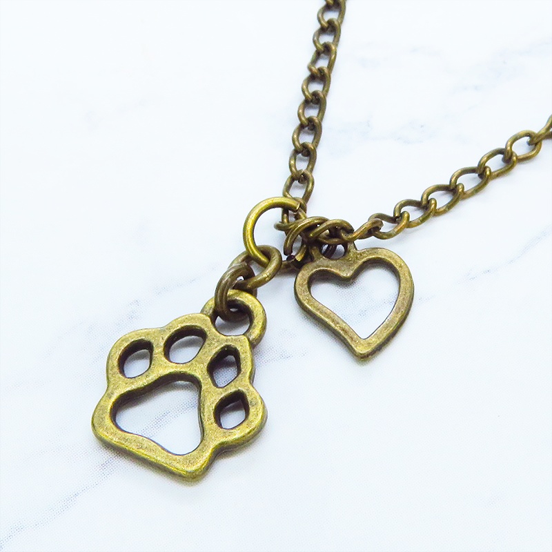 アンティークゴールド 肉球とハートを吊り下げたコンパクトでシンプルなネックレス 長さ調整可 猫 犬