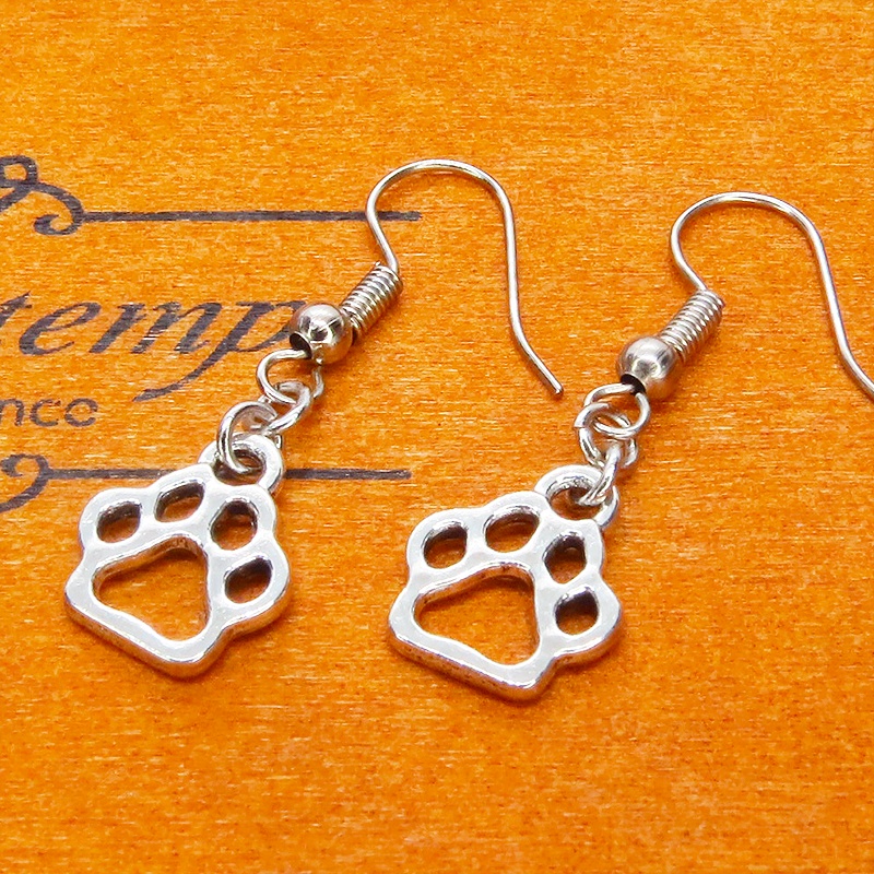 シルバーカラー ダイカット肉球モチーフのコンパクトでシンプルなピアス 犬 猫 サージカル可