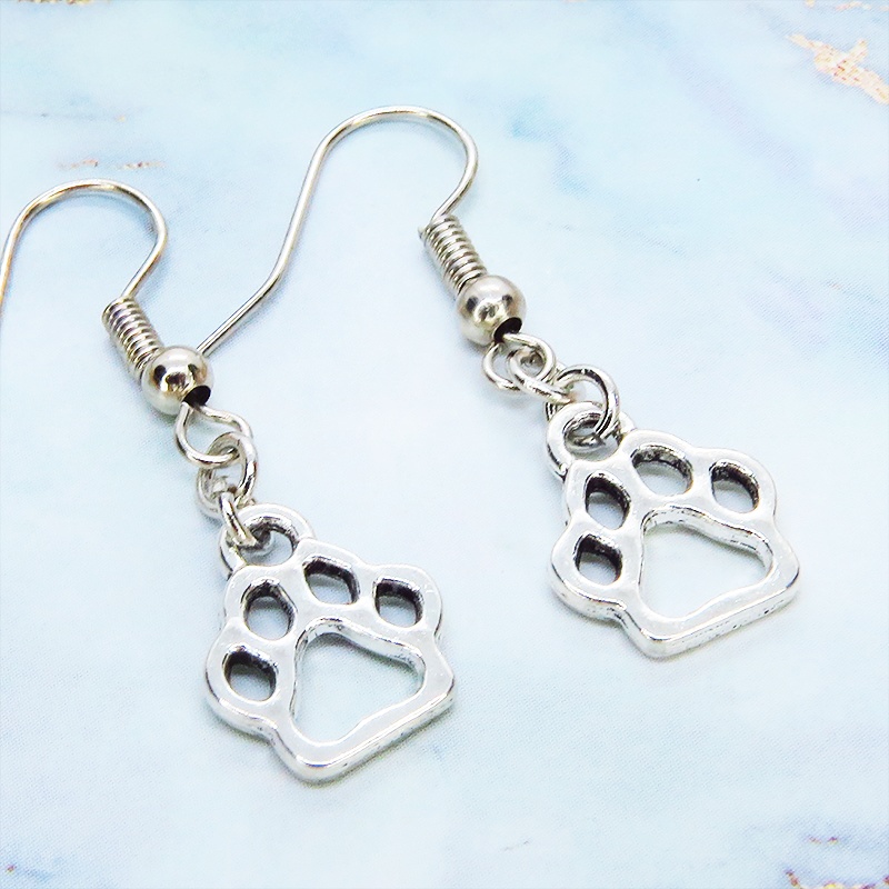 シルバーカラー ダイカット肉球モチーフのコンパクトでシンプルなピアス 犬 猫 サージカル可