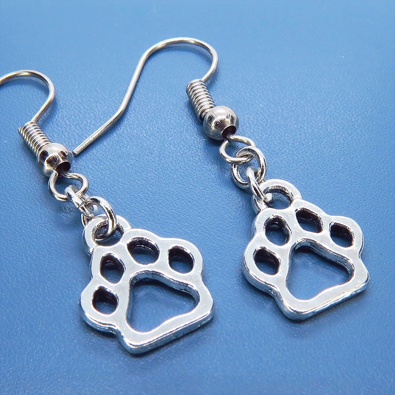 シルバーカラー ダイカット肉球モチーフのコンパクトでシンプルなピアス 犬 猫 サージカル可