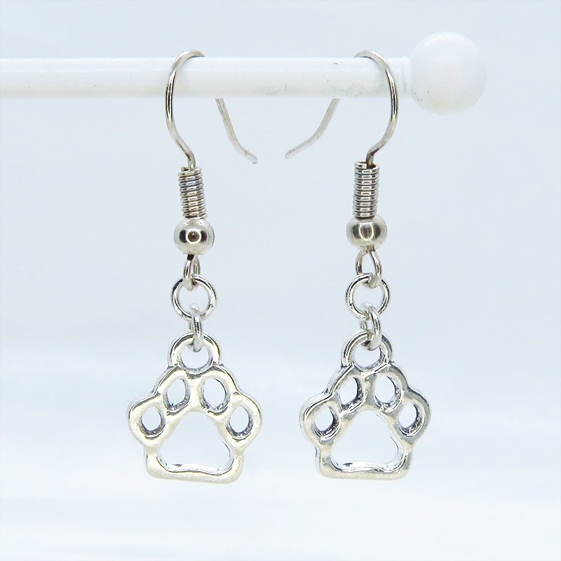 シルバーカラー ダイカット肉球モチーフのコンパクトでシンプルなピアス 犬 猫 サージカル可