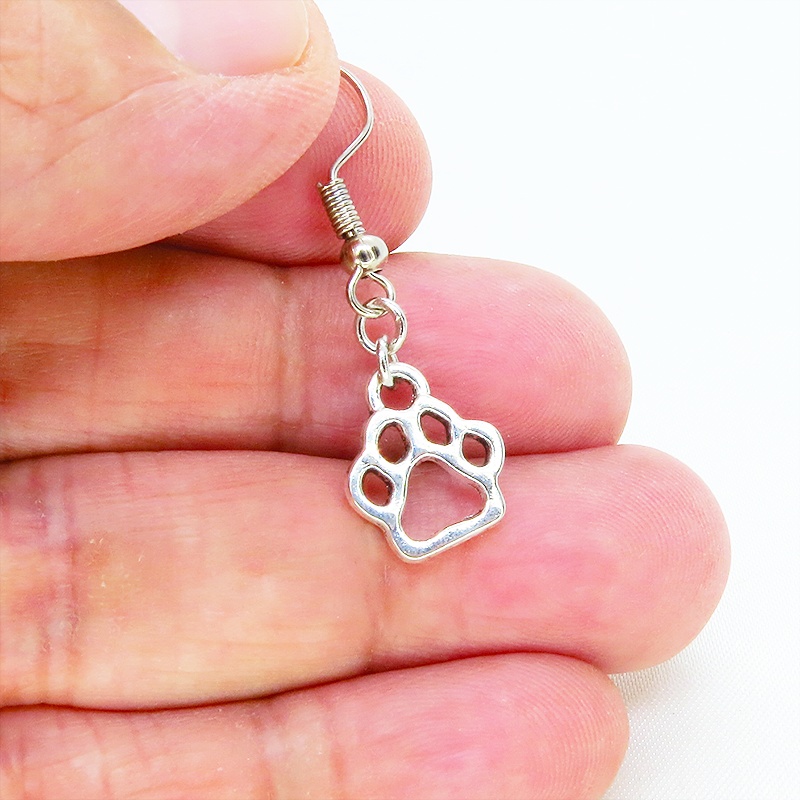 シルバーカラー ダイカット肉球モチーフのコンパクトでシンプルなピアス 犬 猫 サージカル可