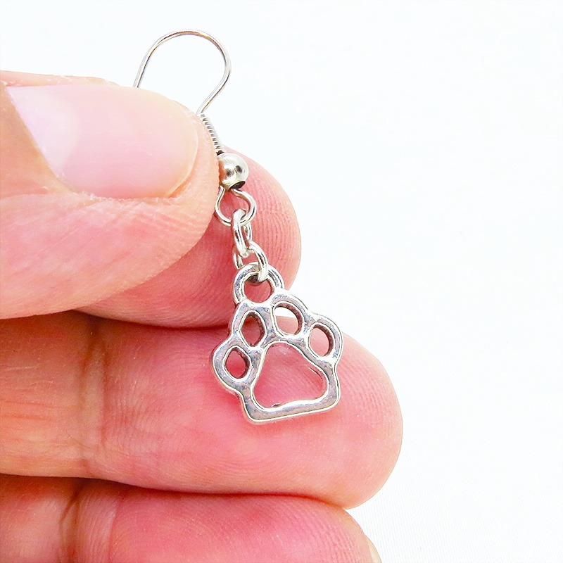 シルバーカラー ダイカット肉球モチーフのコンパクトでシンプルなピアス 犬 猫 サージカル可