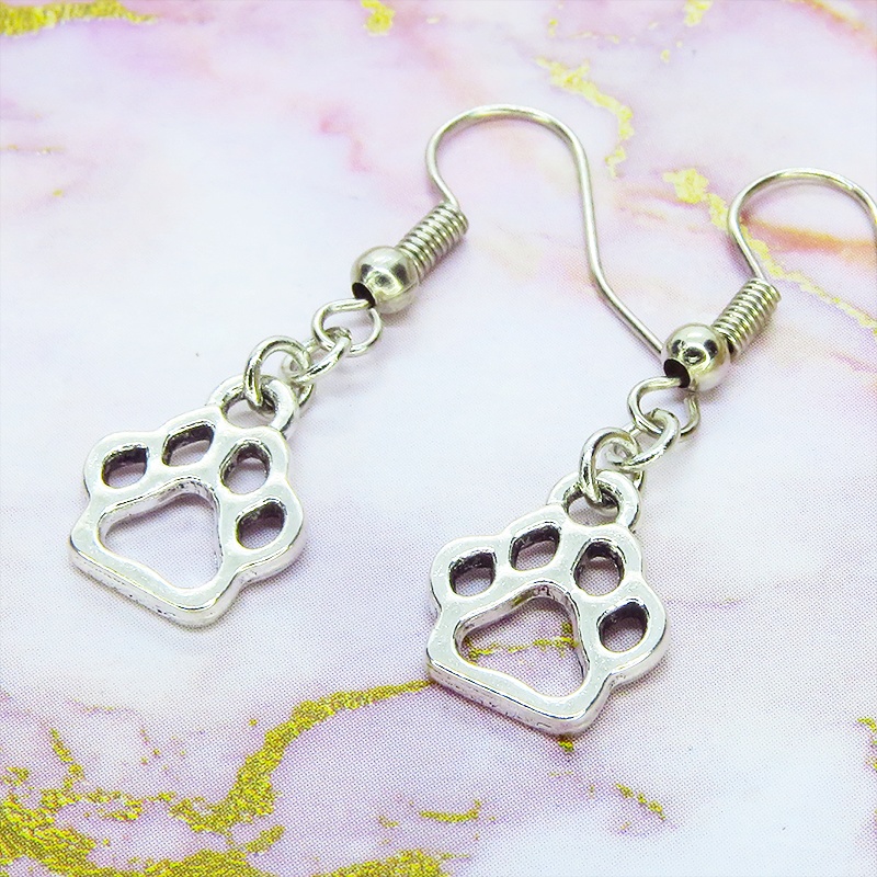 シルバーカラー ダイカット肉球モチーフのコンパクトでシンプルなピアス 犬 猫 サージカル可
