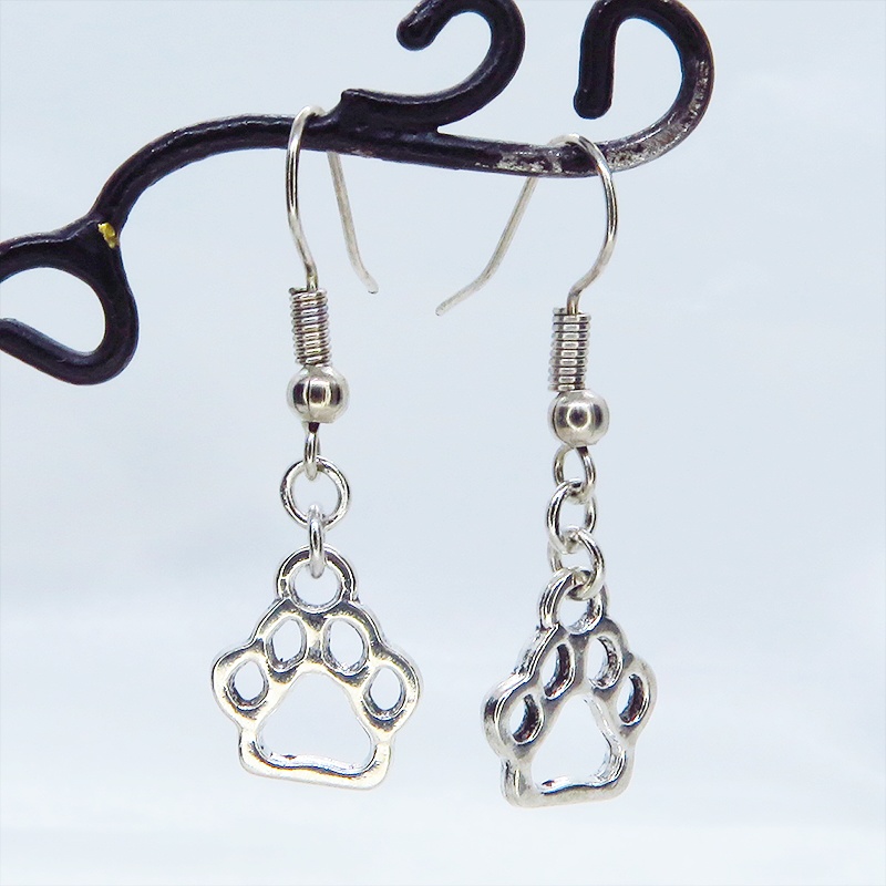 シルバーカラー ダイカット肉球モチーフのコンパクトでシンプルなピアス 犬 猫 サージカル可