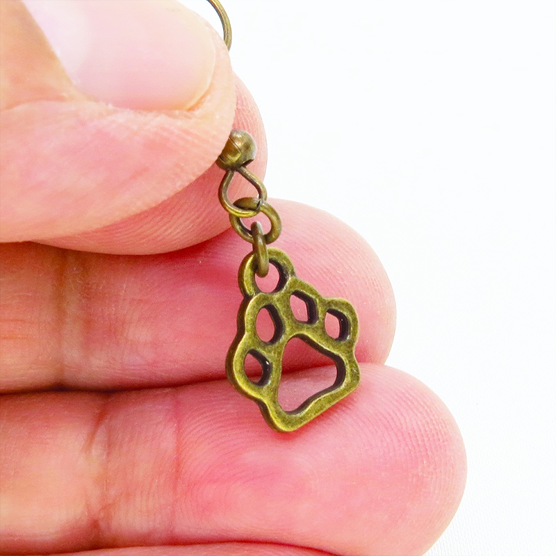 アンティークゴールド ダイカット肉球モチーフのコンパクトでシンプルなピアス 犬 猫