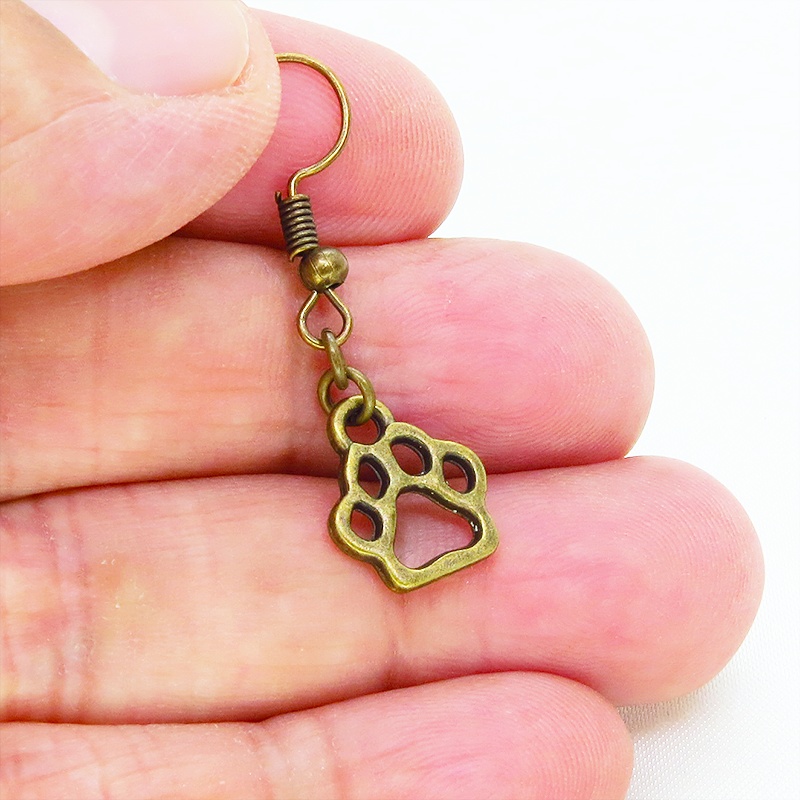 アンティークゴールド ダイカット肉球モチーフのコンパクトでシンプルなピアス 犬 猫