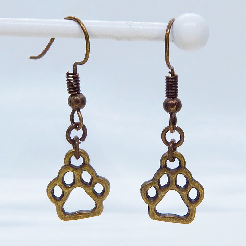 アンティークゴールド ダイカット肉球モチーフのコンパクトでシンプルなピアス 犬 猫