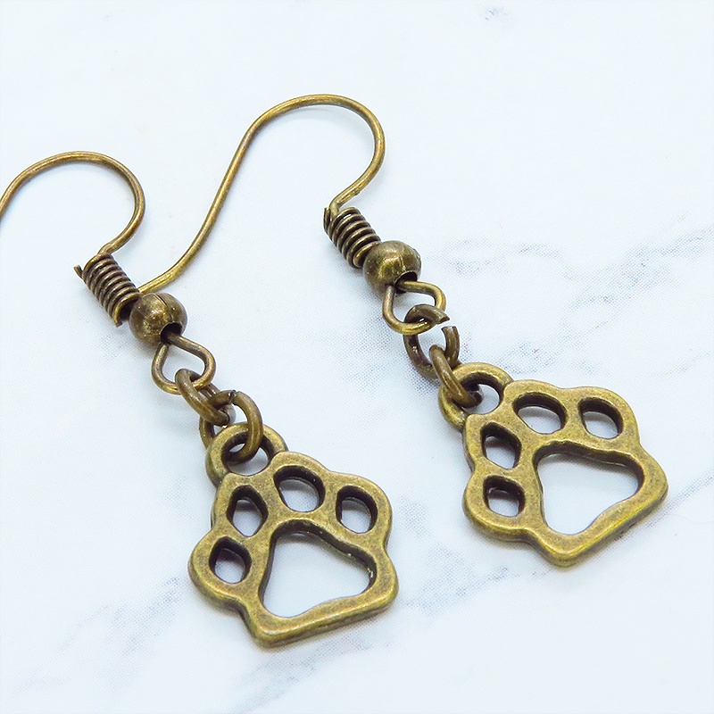 アンティークゴールド ダイカット肉球モチーフのコンパクトでシンプルなピアス 犬 猫