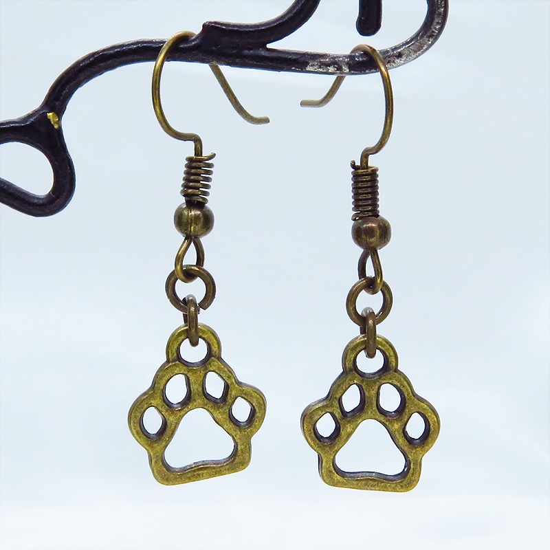 アンティークゴールド ダイカット肉球モチーフのコンパクトでシンプルなピアス 犬 猫