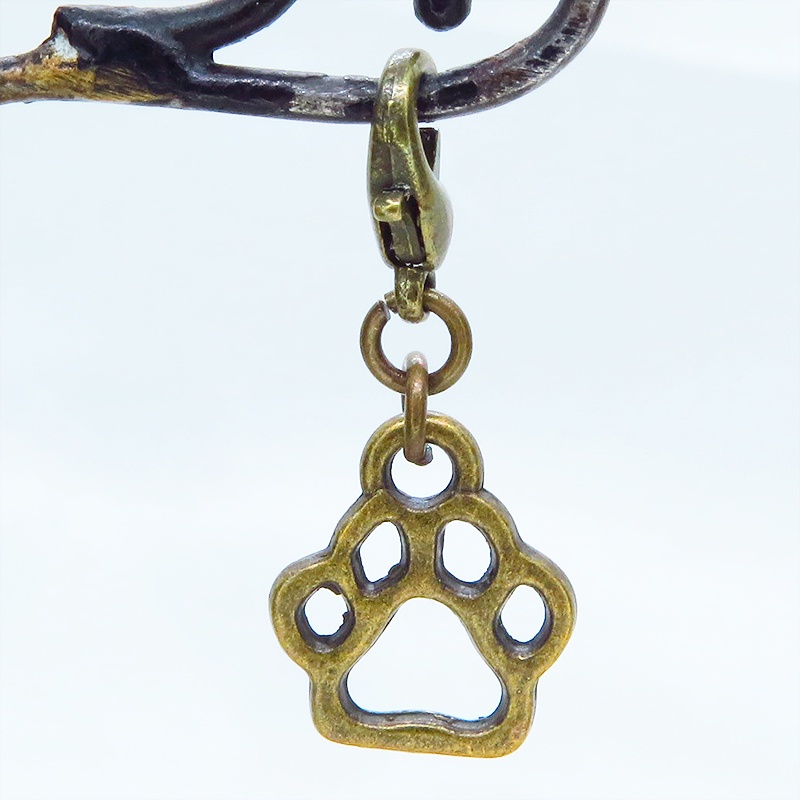 マスク・スマホチャーム アンティークゴールド ダイカット肉球モチーフのシンプルなチャーム 金具変更可 ジャックピン追加可