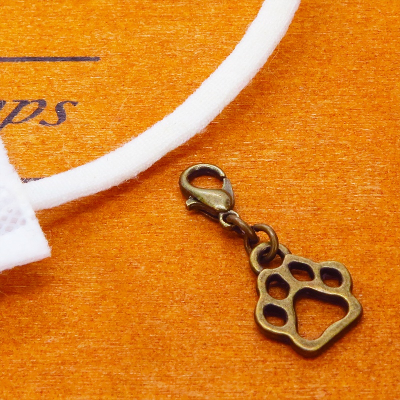 マスク・スマホチャーム アンティークゴールド ダイカット肉球モチーフのシンプルなチャーム 金具変更可 ジャックピン追加可