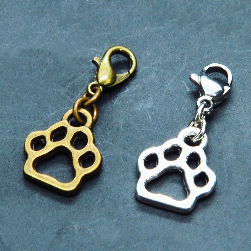 マスク・スマホチャーム アンティークゴールド ダイカット肉球モチーフのシンプルなチャーム 金具変更可 ジャックピン追加可