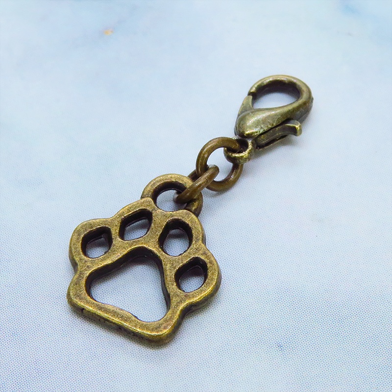 マスク・スマホチャーム アンティークゴールド ダイカット肉球モチーフのシンプルなチャーム 金具変更可 ジャックピン追加可