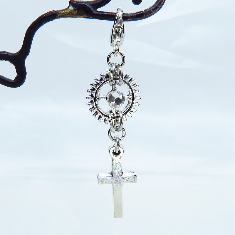 マスク・スマホチャーム アンティークシルバー ロザリオ(十字架)と歯車のコンパクトなチャーム 金具変更可 ジャックピン追加可