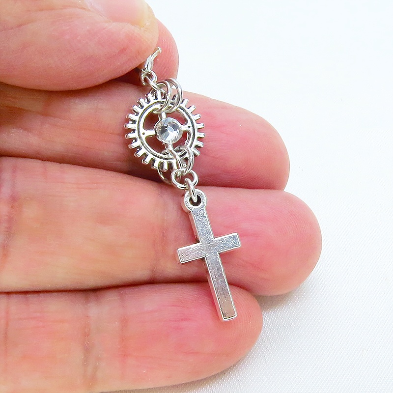 マスク・スマホチャーム アンティークシルバー ロザリオ(十字架)と歯車のコンパクトなチャーム 金具変更可 ジャックピン追加可