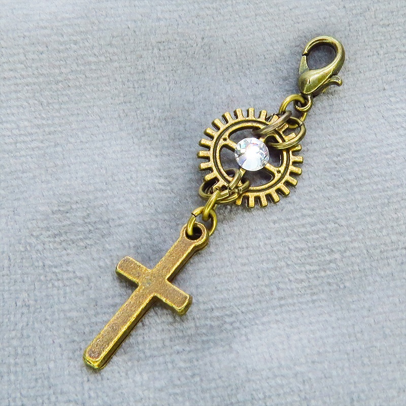 マスク・スマホチャーム アンティークゴールド ロザリオ(十字架)と歯車のコンパクトなチャーム 金具変更可 ジャックピン追加可