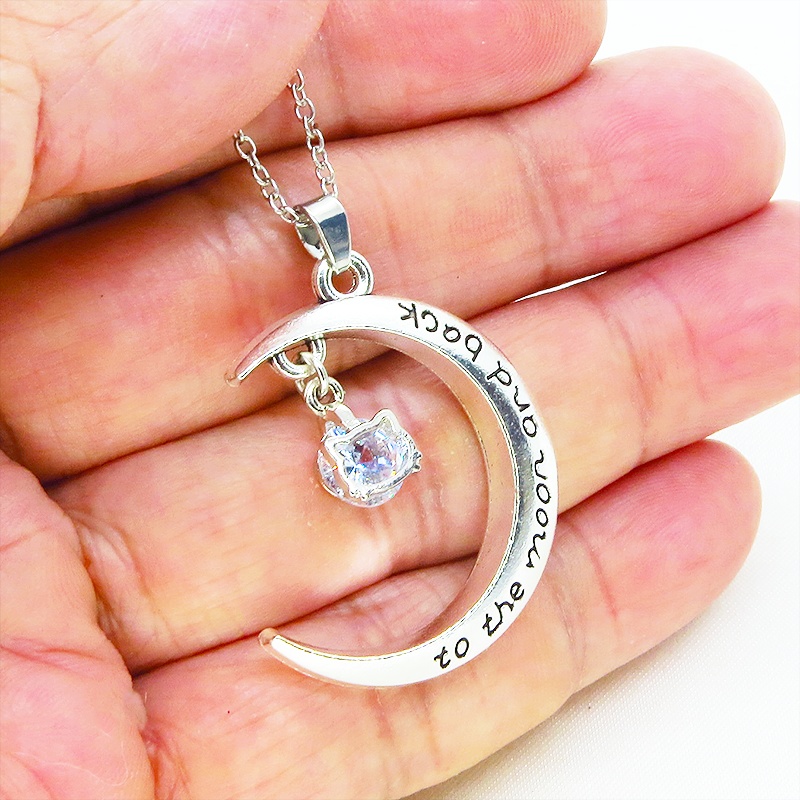 アンティークシルバー 三日月と猫フレームのキュービックジルコニアをつり下げたペンダント・ネックレス アジャスター可