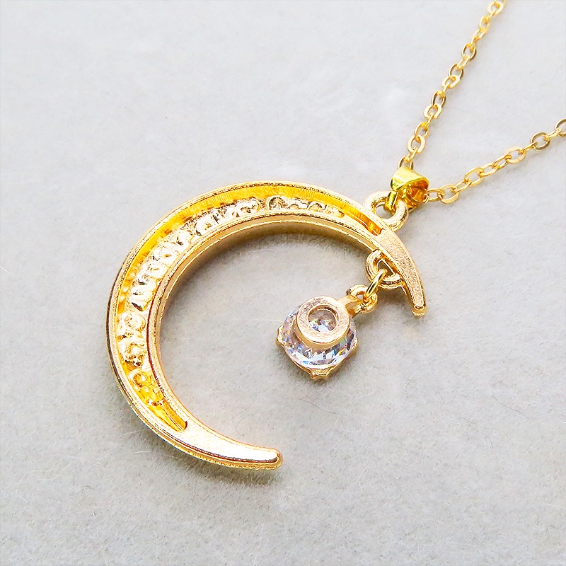 マットゴールド 三日月と猫フレームのキュービックジルコニアをつり下げたペンダント・ネックレス アジャスター可