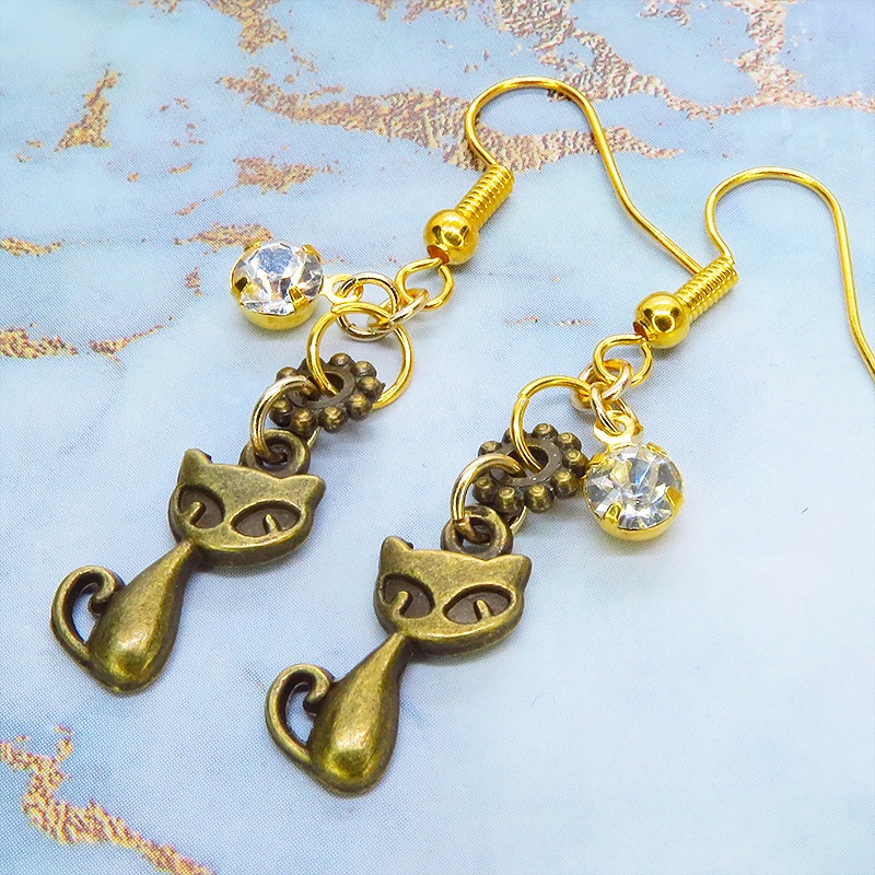 アンティークゴールド 猫モチーフとラインストーンのコンパクトなピアス サージカル可