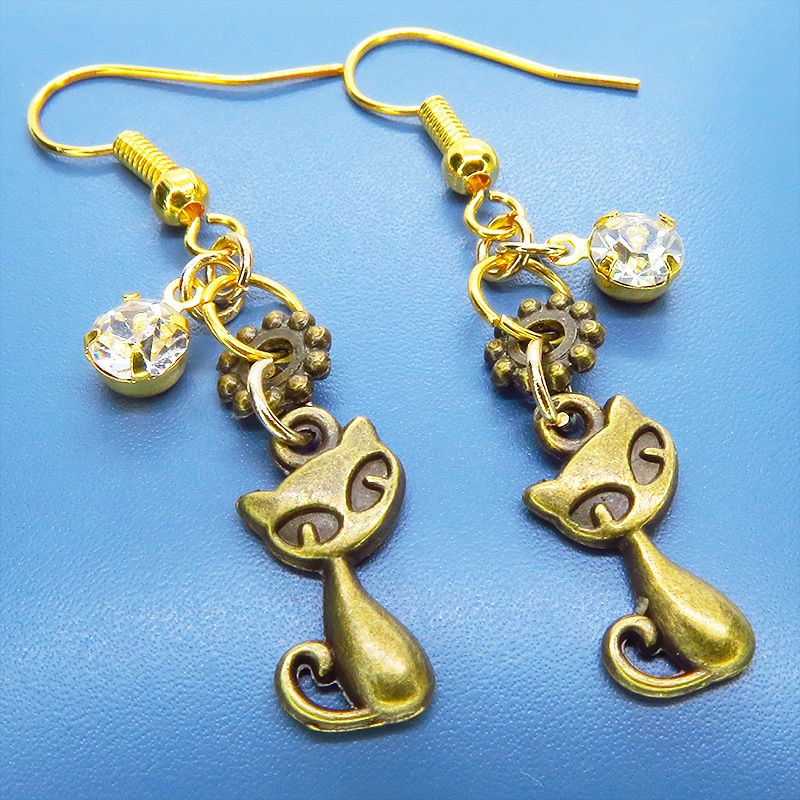 アンティークゴールド 猫モチーフとラインストーンのコンパクトなピアス サージカル可