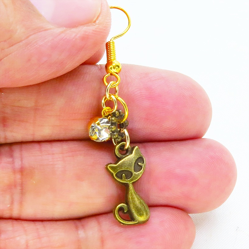 アンティークゴールド 猫モチーフとラインストーンのコンパクトなピアス サージカル可