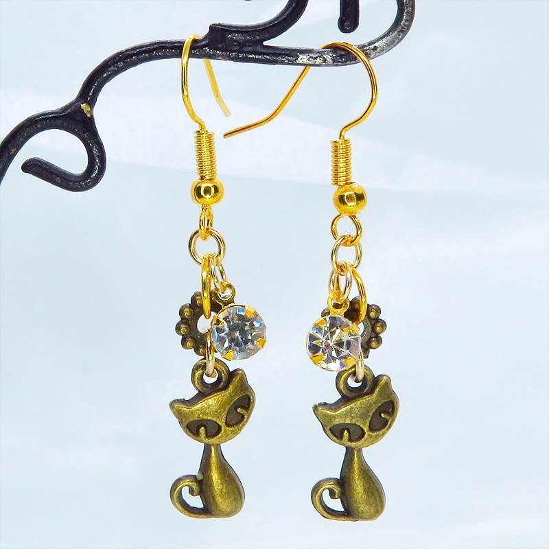 アンティークゴールド 猫モチーフとラインストーンのコンパクトなピアス サージカル可