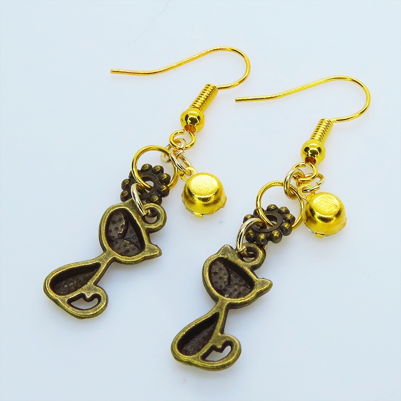 アンティークゴールド 猫モチーフとラインストーンのコンパクトなピアス サージカル可