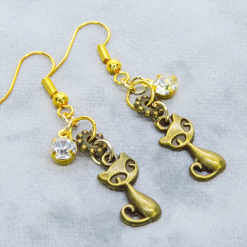 アンティークゴールド 猫モチーフとラインストーンのコンパクトなピアス サージカル可