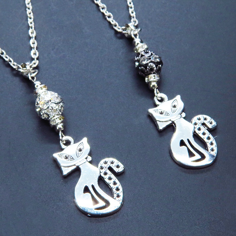 アンティークシルバー オリエンタル風な猫モチーフとラインストーン入りメタルビーズのネックレス 長さ調整可