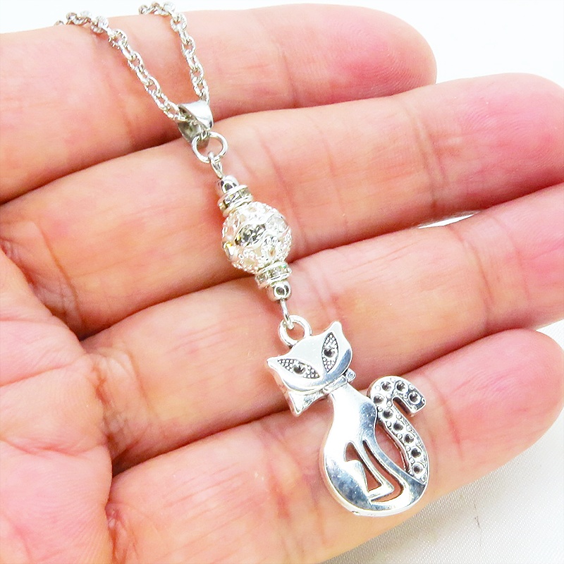 アンティークシルバー オリエンタル風な猫モチーフとラインストーン入りメタルビーズのネックレス 長さ調整可