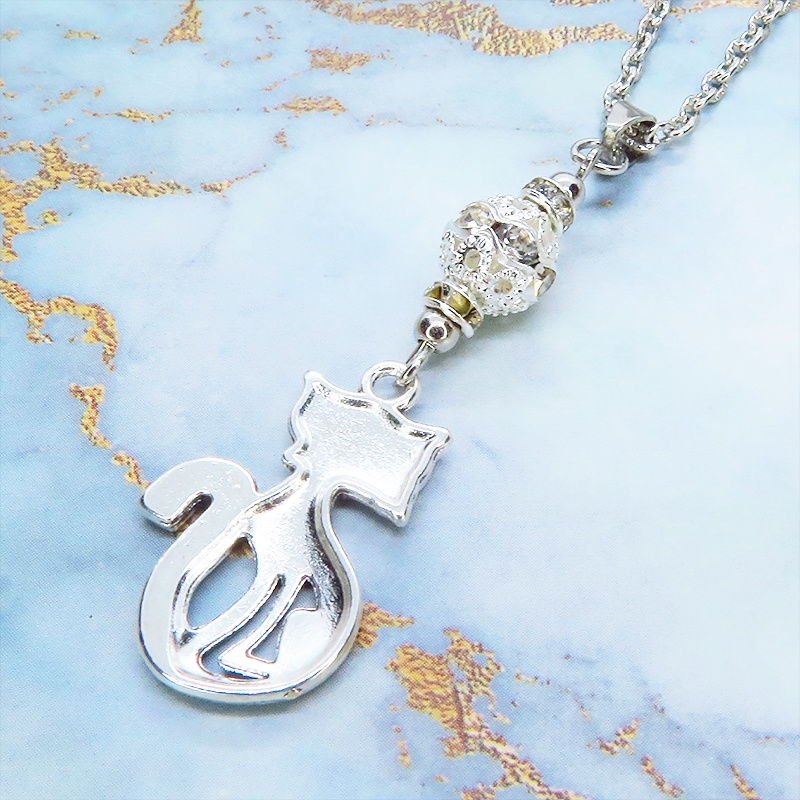 アンティークシルバー オリエンタル風な猫モチーフとラインストーン入りメタルビーズのネックレス 長さ調整可