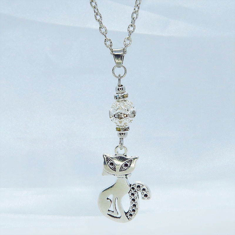 アンティークシルバー オリエンタル風な猫モチーフとラインストーン入りメタルビーズのネックレス 長さ調整可