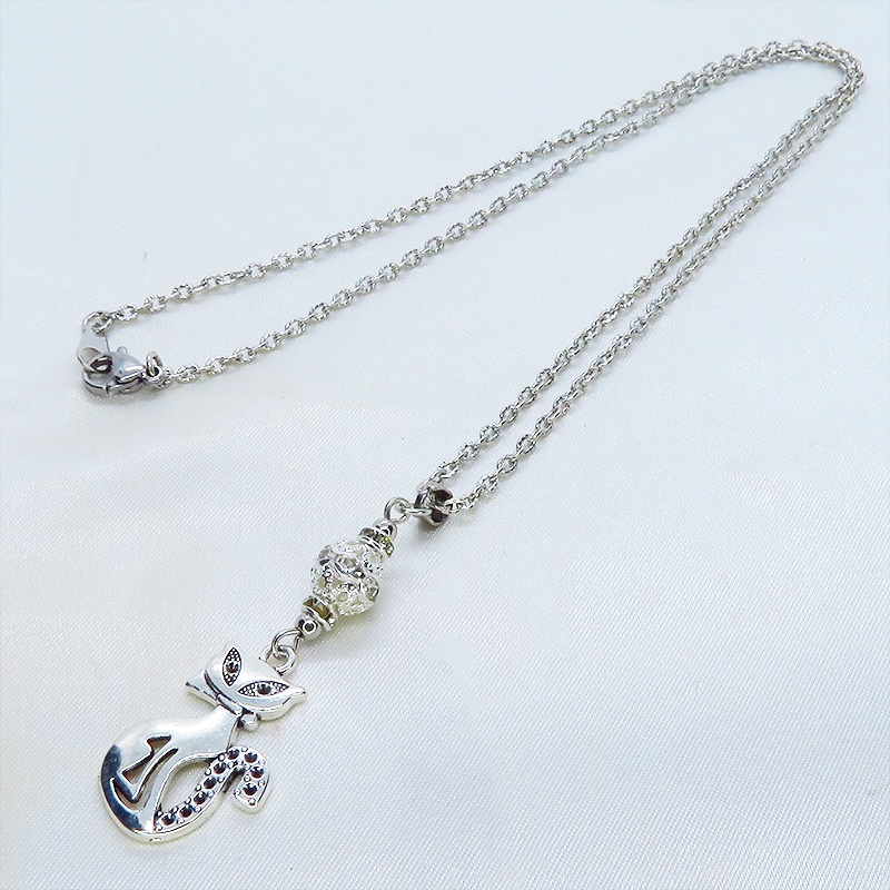 アンティークシルバー オリエンタル風な猫モチーフとラインストーン入りメタルビーズのネックレス 長さ調整可