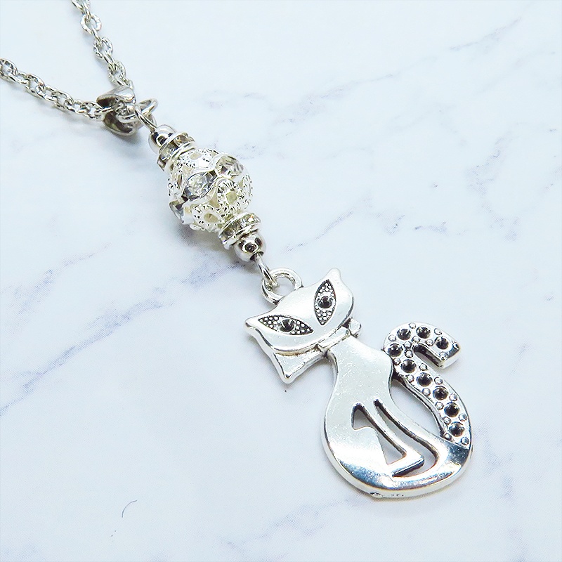 アンティークシルバー オリエンタル風な猫モチーフとラインストーン入りメタルビーズのネックレス 長さ調整可