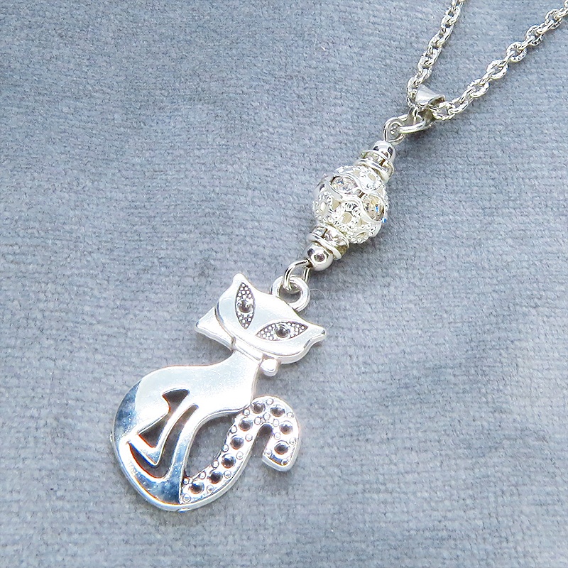 アンティークシルバー オリエンタル風な猫モチーフとラインストーン入りメタルビーズのネックレス 長さ調整可