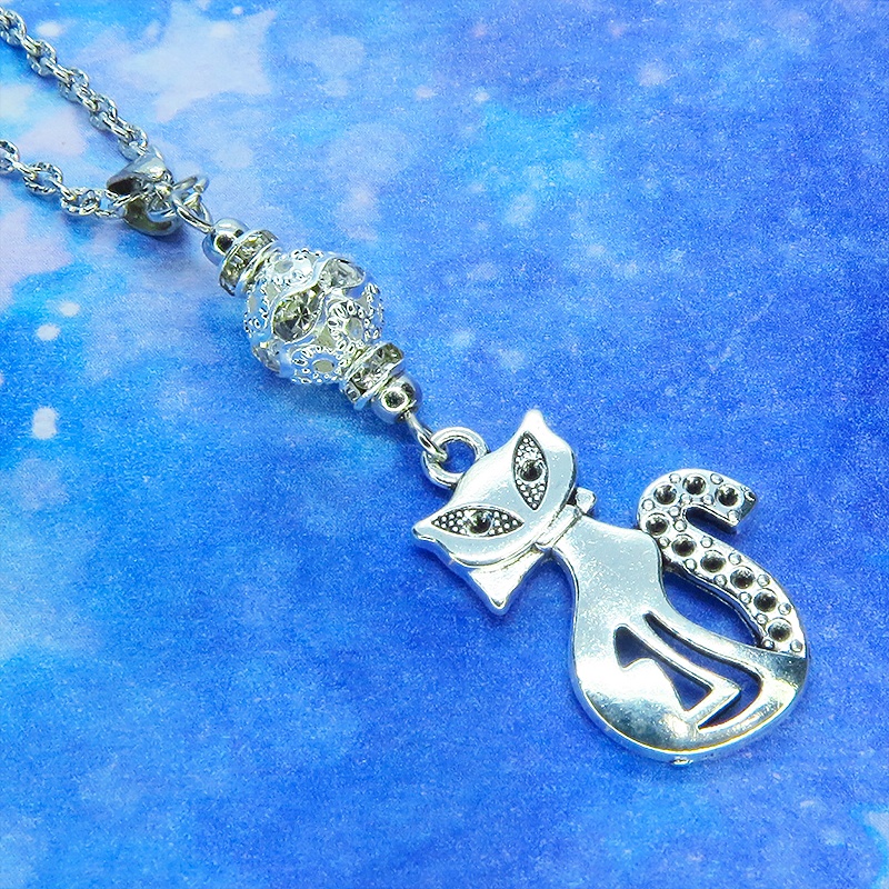 アンティークシルバー オリエンタル風な猫モチーフとラインストーン入りメタルビーズのネックレス 長さ調整可