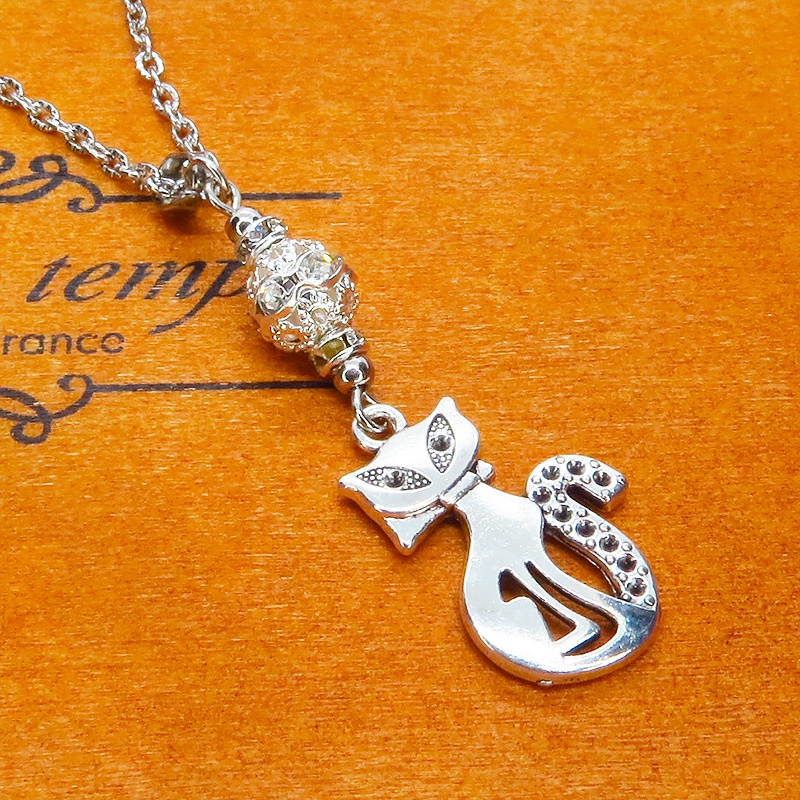 アンティークシルバー オリエンタル風な猫モチーフとラインストーン入りメタルビーズのネックレス 長さ調整可