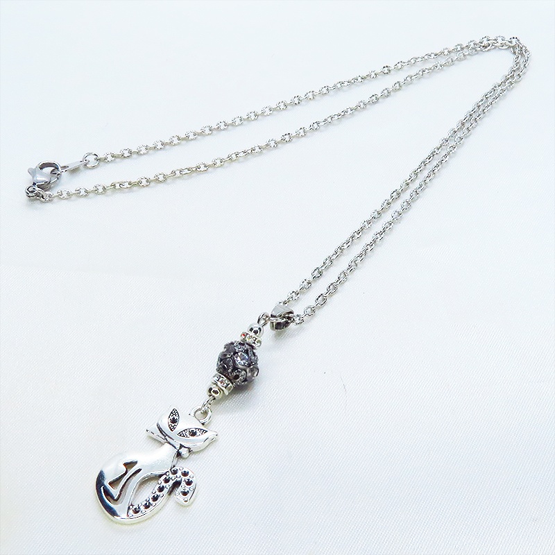 アンティークシルバー オリエンタル風な猫モチーフとラインストーン入りブラックメタルビーズのネックレス 長さ調整可