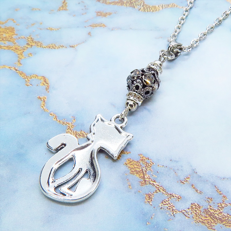 アンティークシルバー オリエンタル風な猫モチーフとラインストーン入りブラックメタルビーズのネックレス 長さ調整可