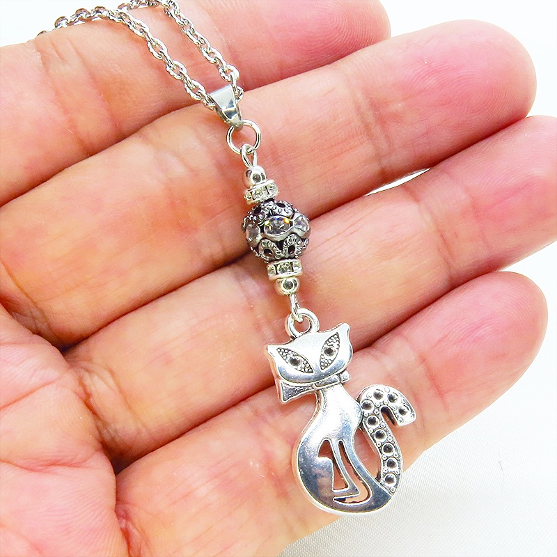 アンティークシルバー オリエンタル風な猫モチーフとラインストーン入りブラックメタルビーズのネックレス 長さ調整可
