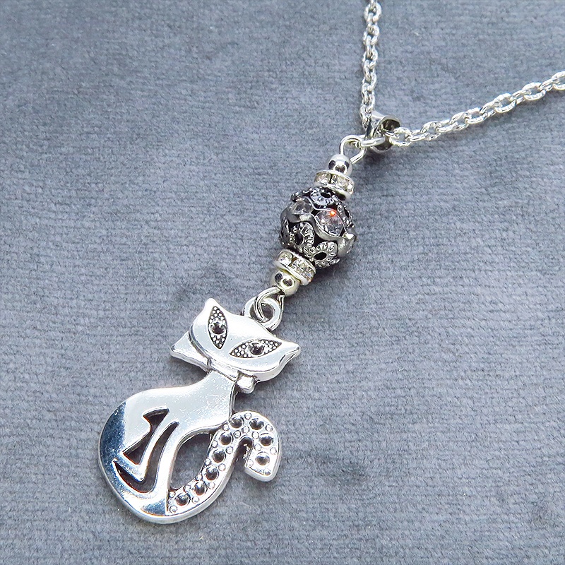 アンティークシルバー オリエンタル風な猫モチーフとラインストーン入りブラックメタルビーズのネックレス 長さ調整可