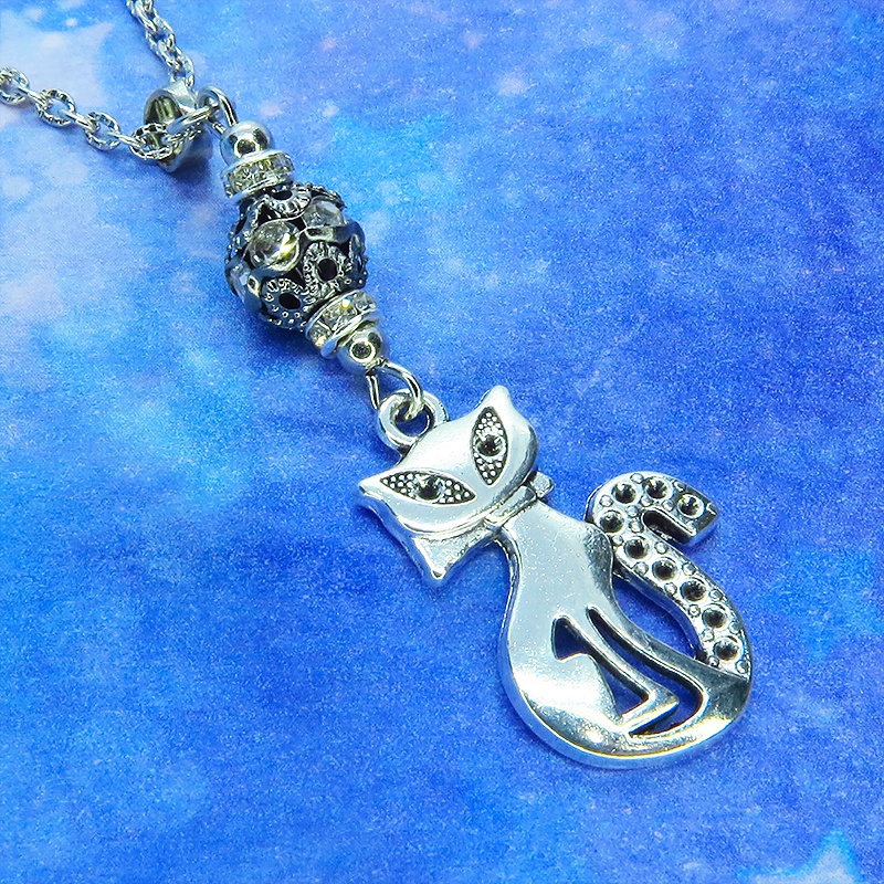 アンティークシルバー オリエンタル風な猫モチーフとラインストーン入りブラックメタルビーズのネックレス 長さ調整可