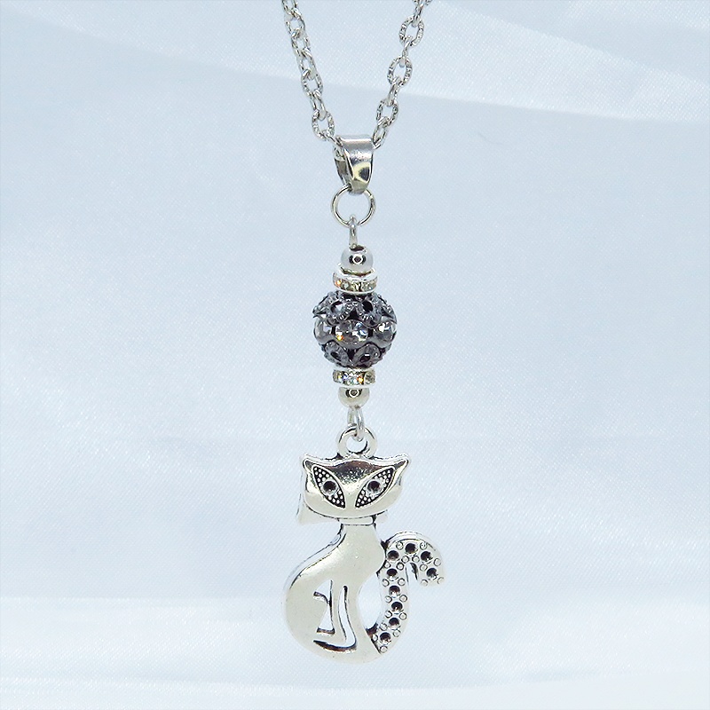 アンティークシルバー オリエンタル風な猫モチーフとラインストーン入りブラックメタルビーズのネックレス 長さ調整可